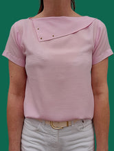 Charger l'image dans la galerie, Haut vintage Candice - Col asymétrique clouté. Rose marshmallow. Taille XS, 34, 36