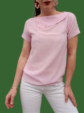 Charger l'image dans la galerie, Haut vintage Candice - Col asymétrique clouté. Rose marshmallow. Taille XS, 34, 36