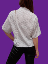 Charger l'image dans la galerie, Chemisette vintage Emma - Blanche à motifs géométrique irisés. Taille L, 40, 42. Made in France