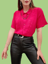 Charger l'image dans la galerie, Chemisette vintage Lara - Plastron à plis en V. Rouge framboise. Taille M, 38, 40