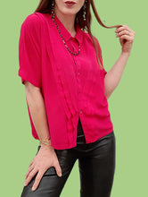 Charger l'image dans la galerie, Chemisette vintage Lara - Plastron à plis en V. Rouge framboise. Taille M, 38, 40