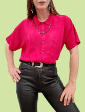 Charger l'image dans la galerie, Chemisette vintage Lara - Plastron à plis en V. Rouge framboise. Taille M, 38, 40