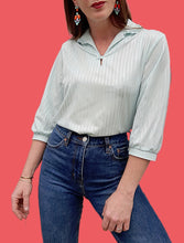 Charger l'image dans la galerie, Blouse vintage Mia - Col froufrous, tissus rayé irisé turquoise. Taille M, 38, 40.