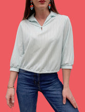 Charger l'image dans la galerie, Blouse vintage Mia - Col froufrous, tissus rayé irisé turquoise. Taille M, 38, 40.