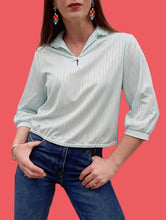 Charger l'image dans la galerie, Blouse vintage Mia - Col froufrous, tissus rayé irisé turquoise. Taille M, 38, 40.