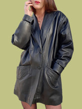 Charger l'image dans la galerie, Veste vintage Julie - Cuir noir et poches fantaisies. Taille L, 40, 42. Made in Marocco
