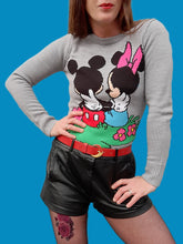 Charger l'image dans la galerie, Pull "Seconde" Élena - Minnie & Mickey. Taille XS, 34, 36. Disney. Made in Indonesia