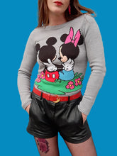 Charger l'image dans la galerie, Pull "Seconde" Élena - Minnie & Mickey. Taille XS, 34, 36. Disney. Made in Indonesia