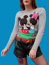 Charger l'image dans la galerie, Pull "Seconde" Élena - Minnie & Mickey. Taille XS, 34, 36. Disney. Made in Indonesia