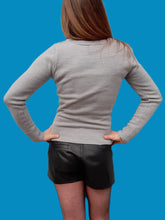 Charger l'image dans la galerie, Pull "Seconde" Élena - Minnie & Mickey. Taille XS, 34, 36. Disney. Made in Indonesia