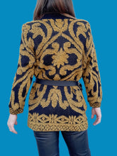 Charger l'image dans la galerie, Cardigan vintage Charline - Volutes moutarde et noir. Taille M, 38, 40.