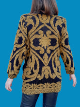 Charger l'image dans la galerie, Cardigan vintage Charline - Volutes moutarde et noir. Taille M, 38, 40.