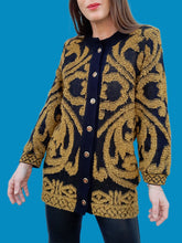 Charger l'image dans la galerie, Cardigan vintage Charline - Volutes moutarde et noir. Taille M, 38, 40.