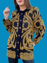 Charger l'image dans la galerie, Cardigan vintage Charline - Volutes moutarde et noir. Taille M, 38, 40.