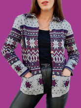 Charger l'image dans la galerie, Cardigan vintage Elvire - Flocons de neige et étoiles en laine. Taille M, 38, 40. Devernois