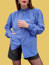 Charger l'image dans la galerie, Chemisier vintage Abigaëlle - Pure soie bleue et col mandarin. Taille L, 40, 42. Eric Bompard.