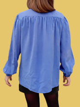 Charger l'image dans la galerie, Chemisier vintage Abigaëlle - Pure soie bleue et col mandarin. Taille L, 40, 42. Eric Bompard.