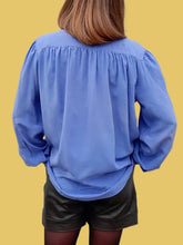 Charger l'image dans la galerie, Chemisier vintage Abigaëlle - Pure soie bleue et col mandarin. Taille L, 40, 42. Eric Bompard.