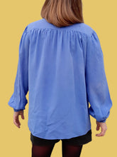 Charger l'image dans la galerie, Chemisier vintage Abigaëlle - Pure soie bleue et col mandarin. Taille L, 40, 42. Eric Bompard.
