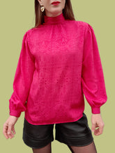 Charger l'image dans la galerie, Blouse vintage Clarisse - Cascade de boutons et imprimé Aztèques fuchsia. Taille S, 36, 38. Carole Richard. Made in France.