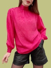 Charger l'image dans la galerie, Blouse vintage Clarisse - Cascade de boutons et imprimé Aztèques fuchsia. Taille S, 36, 38. Carole Richard. Made in France.