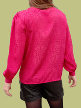 Charger l'image dans la galerie, Blouse vintage Clarisse - Cascade de boutons et imprimé Aztèques fuchsia. Taille S, 36, 38. Carole Richard. Made in France.