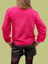 Charger l'image dans la galerie, Blouse vintage Clarisse - Cascade de boutons et imprimé Aztèques fuchsia. Taille S, 36, 38. Carole Richard. Made in France.