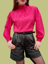 Charger l'image dans la galerie, Blouse vintage Clarisse - Cascade de boutons et imprimé Aztèques fuchsia. Taille S, 36, 38. Carole Richard. Made in France.