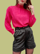Charger l'image dans la galerie, Blouse vintage Clarisse - Cascade de boutons et imprimé Aztèques fuchsia. Taille S, 36, 38. Carole Richard. Made in France.