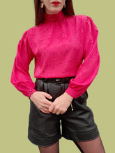 Charger l'image dans la galerie, Blouse vintage Clarisse - Cascade de boutons et imprimé Aztèques fuchsia. Taille S, 36, 38. Carole Richard. Made in France.