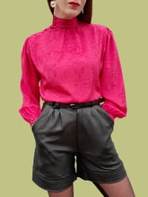 Charger l'image dans la galerie, Blouse vintage Clarisse - Cascade de boutons et imprimé Aztèques fuchsia. Taille S, 36, 38. Carole Richard. Made in France.