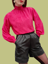 Charger l'image dans la galerie, Blouse vintage Clarisse - Cascade de boutons et imprimé Aztèques fuchsia. Taille S, 36, 38. Carole Richard. Made in France.
