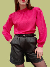 Charger l'image dans la galerie, Blouse vintage Clarisse - Cascade de boutons et imprimé Aztèques fuchsia. Taille S, 36, 38. Carole Richard. Made in France.