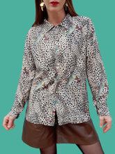 Charger l'image dans la galerie, Chemisier vintage Eugénie - Imprimé léopard et oies sauvages. Taille M, 38, 40. Christina Viva. Made in France.