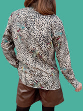 Charger l'image dans la galerie, Chemisier vintage Eugénie - Imprimé léopard et oies sauvages. Taille M, 38, 40. Christina Viva. Made in France.