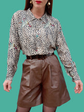 Charger l'image dans la galerie, Chemisier vintage Eugénie - Imprimé léopard et oies sauvages. Taille M, 38, 40. Christina Viva. Made in France.