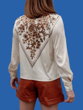 Charger l'image dans la galerie, Chemisier vintage Garence - Plastron en V fleuri. Taille S, 36, 38.