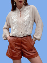 Charger l'image dans la galerie, Blouse vintage Barbara - Beige brodée de fleurs. Taille S, 36, 38. Franck Fils Paris