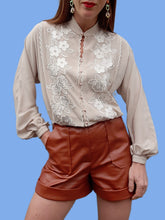 Charger l'image dans la galerie, Blouse vintage Barbara - Beige brodée de fleurs. Taille S, 36, 38. Franck Fils Paris