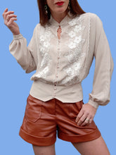 Charger l'image dans la galerie, Blouse vintage Barbara - Beige brodée de fleurs. Taille S, 36, 38. Franck Fils Paris