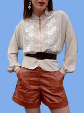 Charger l'image dans la galerie, Blouse vintage Barbara - Beige brodée de fleurs. Taille S, 36, 38. Franck Fils Paris