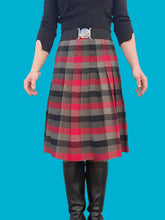 Charger l'image dans la galerie, Jupe vintage Charline - Carreaux gris, rouges et noirs pure laine vierge. Taille S, 36, 38. Made in France.