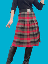 Charger l'image dans la galerie, Jupe vintage Charline - Carreaux gris, rouges et noirs pure laine vierge. Taille S, 36, 38. Made in France.