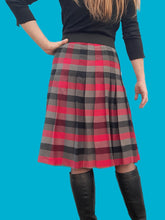 Charger l'image dans la galerie, Jupe vintage Charline - Carreaux gris, rouges et noirs pure laine vierge. Taille S, 36, 38. Made in France.