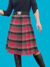 Charger l'image dans la galerie, Jupe vintage Charline - Carreaux gris, rouges et noirs pure laine vierge. Taille S, 36, 38. Made in France.