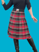 Charger l'image dans la galerie, Jupe vintage Charline - Carreaux gris, rouges et noirs pure laine vierge. Taille S, 36, 38. Made in France.