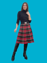 Charger l'image dans la galerie, Jupe vintage Charline - Carreaux gris, rouges et noirs pure laine vierge. Taille S, 36, 38. Made in France.