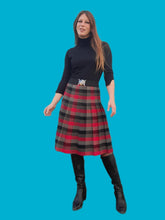 Charger l'image dans la galerie, Jupe vintage Charline - Carreaux gris, rouges et noirs pure laine vierge. Taille S, 36, 38. Made in France.