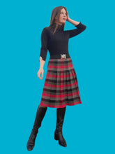 Charger l'image dans la galerie, Jupe vintage Charline - Carreaux gris, rouges et noirs pure laine vierge. Taille S, 36, 38. Made in France.