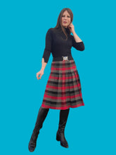 Charger l'image dans la galerie, Jupe vintage Charline - Carreaux gris, rouges et noirs pure laine vierge. Taille S, 36, 38. Made in France.